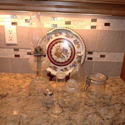VINTAGE OIL LAMP, VARIOUS JARS AND A TIN PLATTER