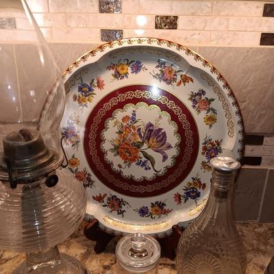 VINTAGE OIL LAMP, VARIOUS JARS AND A TIN PLATTER