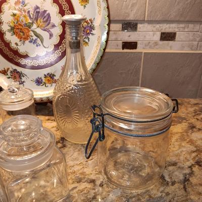 VINTAGE OIL LAMP, VARIOUS JARS AND A TIN PLATTER