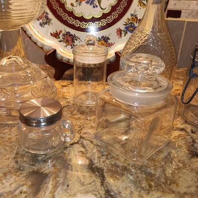 VINTAGE OIL LAMP, VARIOUS JARS AND A TIN PLATTER