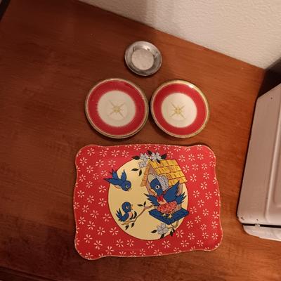 TOY METAL STOVE/OVEN WITH VINTAGE RUSSEL WRIGHT PLASTIC AND TIN DISHES