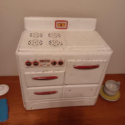 TOY METAL STOVE/OVEN WITH VINTAGE RUSSEL WRIGHT PLASTIC AND TIN DISHES
