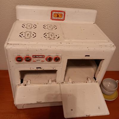 TOY METAL STOVE/OVEN WITH VINTAGE RUSSEL WRIGHT PLASTIC AND TIN DISHES