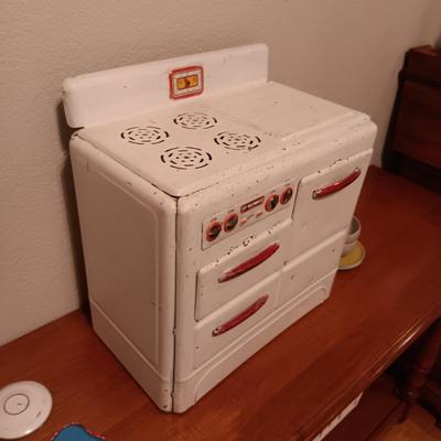 TOY METAL STOVE/OVEN WITH VINTAGE RUSSEL WRIGHT PLASTIC AND TIN DISHES