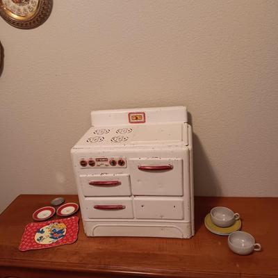 TOY METAL STOVE/OVEN WITH VINTAGE RUSSEL WRIGHT PLASTIC AND TIN DISHES