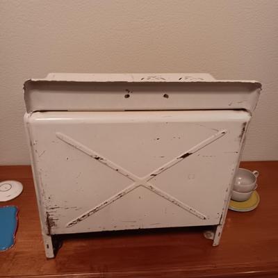 TOY METAL STOVE/OVEN WITH VINTAGE RUSSEL WRIGHT PLASTIC AND TIN DISHES