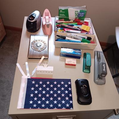 PAPER SHREDDER AND AN ASSORTMENT OF OFFICE SUPPLIES