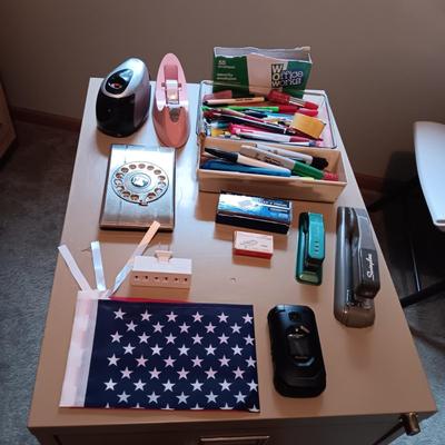 PAPER SHREDDER AND AN ASSORTMENT OF OFFICE SUPPLIES