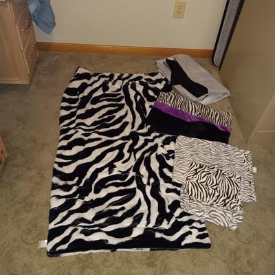 LIKE NEW SUPER SOFT TWIN SIZE BLANKET, SHEET SET, BEDSKIRT AND PILLOW SHAM