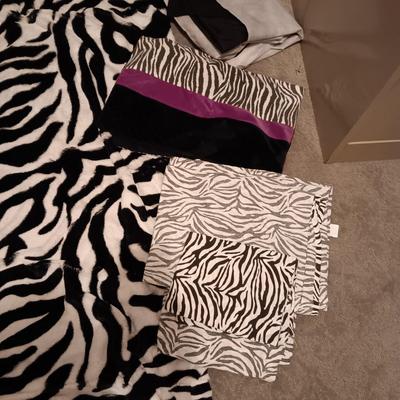 LIKE NEW SUPER SOFT TWIN SIZE BLANKET, SHEET SET, BEDSKIRT AND PILLOW SHAM