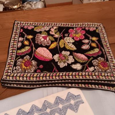 ROUND/OVAL LINEN TABLECLOTHS, 4 PLACEMATS AND 2 DISH TOWELS