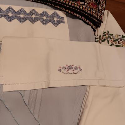 ROUND/OVAL LINEN TABLECLOTHS, 4 PLACEMATS AND 2 DISH TOWELS