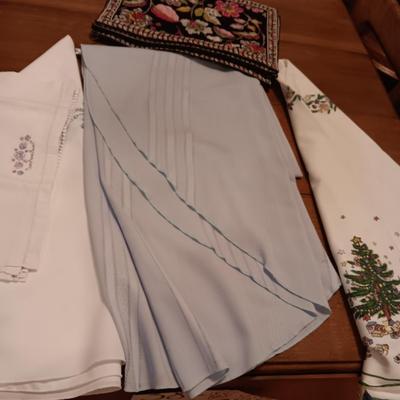 ROUND/OVAL LINEN TABLECLOTHS, 4 PLACEMATS AND 2 DISH TOWELS