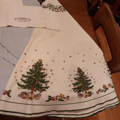 ROUND/OVAL LINEN TABLECLOTHS, 4 PLACEMATS AND 2 DISH TOWELS
