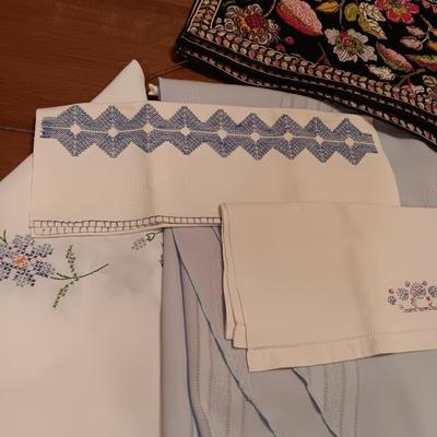 ROUND/OVAL LINEN TABLECLOTHS, 4 PLACEMATS AND 2 DISH TOWELS