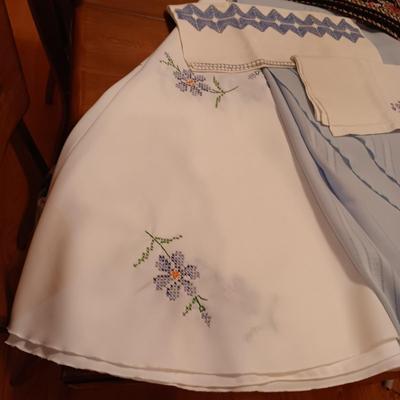 ROUND/OVAL LINEN TABLECLOTHS, 4 PLACEMATS AND 2 DISH TOWELS