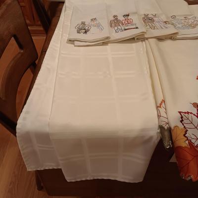 LINEN TABLECLOTHS, HAND EMBROIDERED KITCHEN TOWELS & 4 PLACEMATS