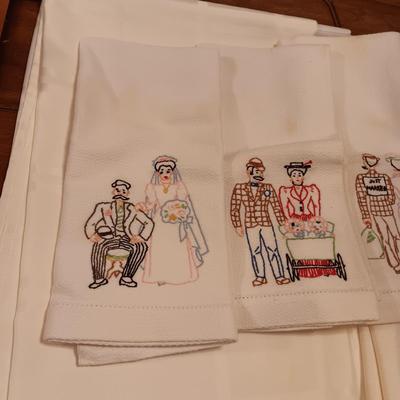 LINEN TABLECLOTHS, HAND EMBROIDERED KITCHEN TOWELS & 4 PLACEMATS