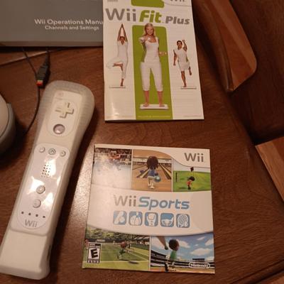 Wii GAMING SYSTEM WITH EXTRAS