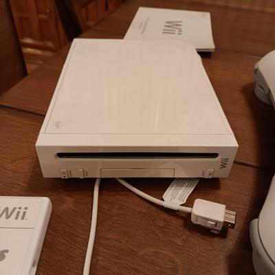 Wii GAMING SYSTEM WITH EXTRAS