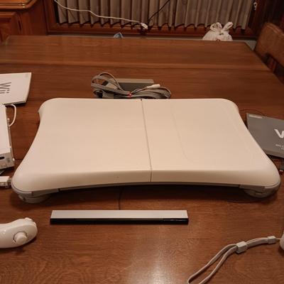 Wii GAMING SYSTEM WITH EXTRAS