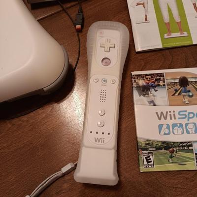 Wii GAMING SYSTEM WITH EXTRAS