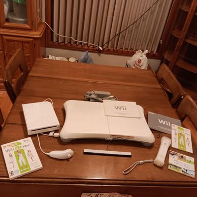 Wii GAMING SYSTEM WITH EXTRAS