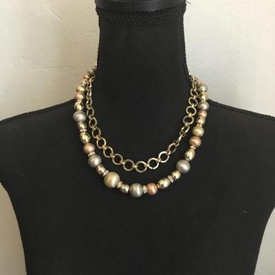 Beautiful White House, Black market statement, necklace gold toned very nice