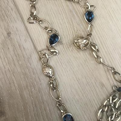 Very nice gold toned, chain-link necklace with absolutely beautiful blue ocean deep blue crystals necklace very nice very beautiful. Nice...