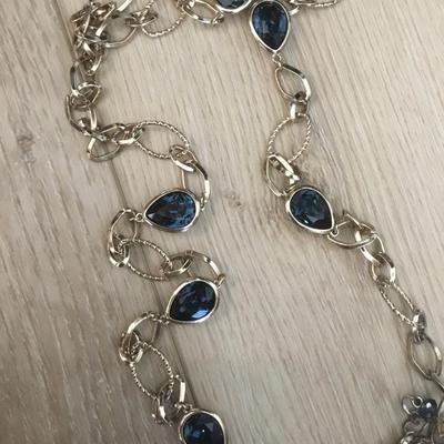 Very nice gold toned, chain-link necklace with absolutely beautiful blue ocean deep blue crystals necklace very nice very beautiful. Nice...