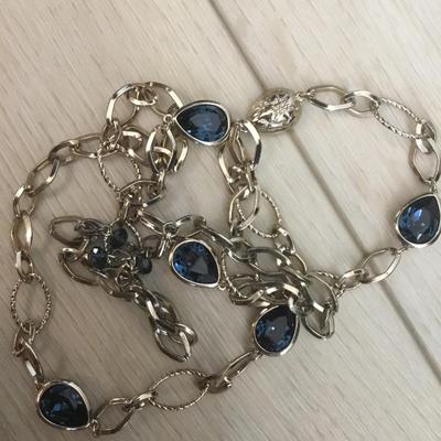 Very nice gold toned, chain-link necklace with absolutely beautiful blue ocean deep blue crystals necklace very nice very beautiful. Nice...