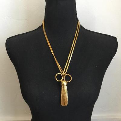 Rare unique 1950s to 1960s gold toned snake chain bowl tassel statement necklace in excellent condition