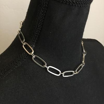Very nice silver toned, chain-link collar necklace
