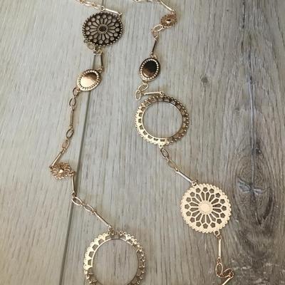 Beautiful very nice gold toned fashion necklace