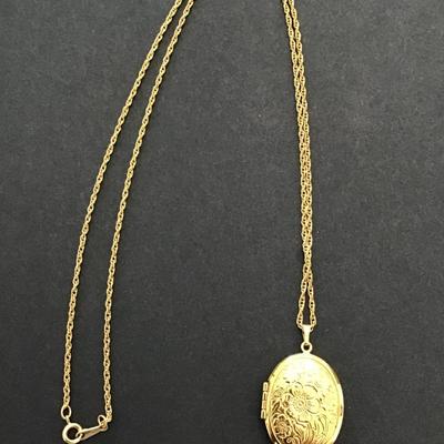 Gold tone chain with a Gold tone, Locket