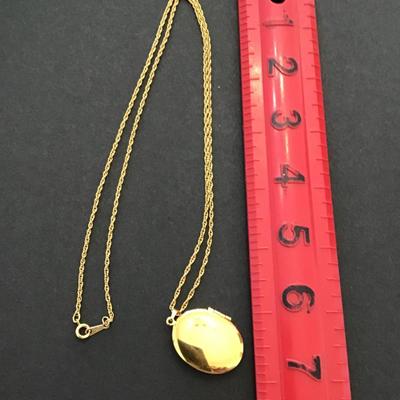 Gold tone chain with a Gold tone, Locket