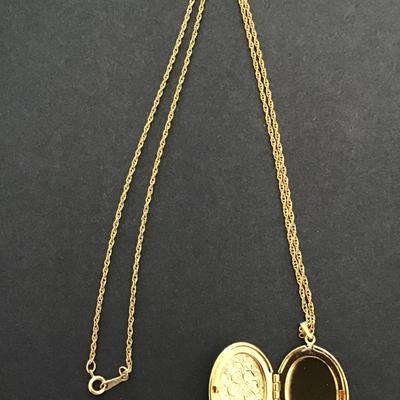 Gold tone chain with a Gold tone, Locket