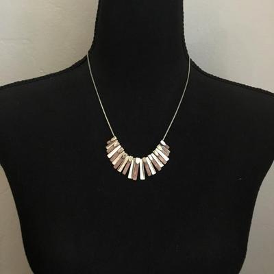Very nice fashion Silvertone necklace