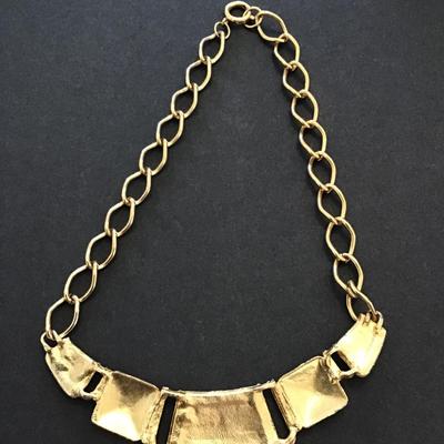 Beautiful Vintage gold tone, choker style necklace with enamel