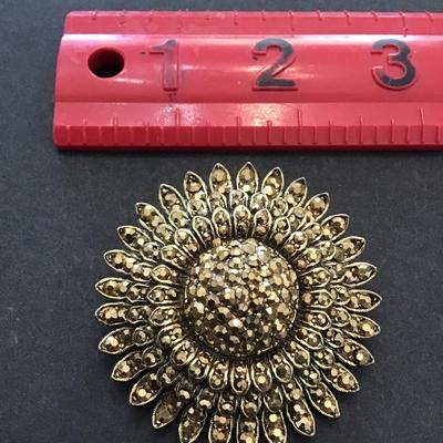 Sale Photo Thumbnail #32: Beautiful vintage 1950s Weiss Brooch, gold starburst diamanté pave please see attached photos
