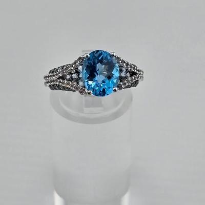 Lot 14: Stunning 925 Silver Ring / Size 7 / 4g