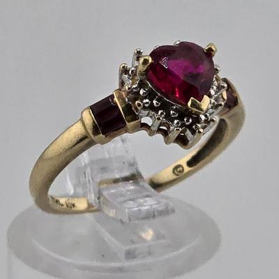 Lot 32: 10k Gold Ring with Heart Shaped Stone - 2g / Size 6.5