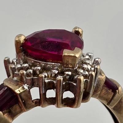 Lot 32: 10k Gold Ring with Heart Shaped Stone - 2g / Size 6.5