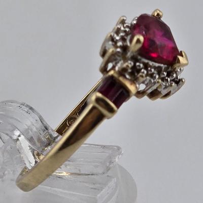 Lot 32: 10k Gold Ring with Heart Shaped Stone - 2g / Size 6.5