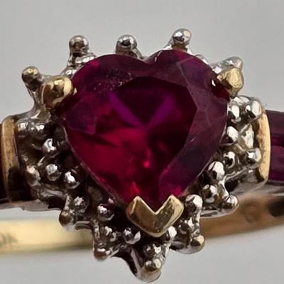 Lot 32: 10k Gold Ring with Heart Shaped Stone - 2g / Size 6.5
