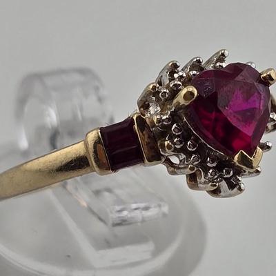 Lot 32: 10k Gold Ring with Heart Shaped Stone - 2g / Size 6.5