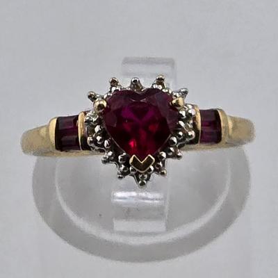 Lot 32: 10k Gold Ring with Heart Shaped Stone - 2g / Size 6.5