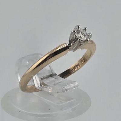 Lot 37: 14k Gold Ring with Diamond Center Stone - 1g / Size 5