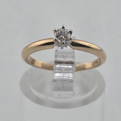 Lot 37: 14k Gold Ring with Diamond Center Stone - 1g / Size 5
