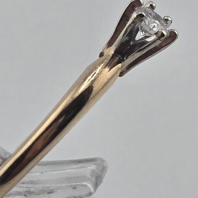 Lot 37: 14k Gold Ring with Diamond Center Stone - 1g / Size 5